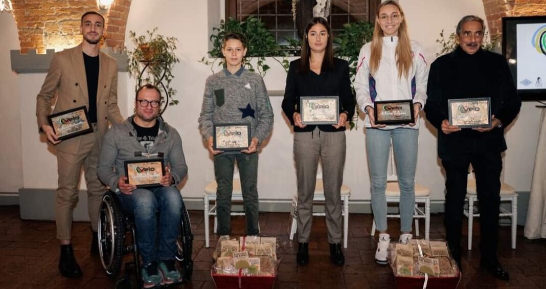 Parata di campioni premiati con l'arbitro livornese Maria Sole Ferrieri Caputi e Marino Bartoletti