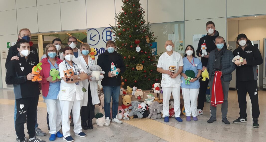 Per i piccoli pazienti del San Jacopo tanti pupazzi di peluche del Pistoia Basket