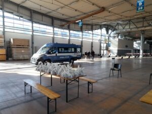 Allestimento al padiglione di Carrara Fiere per prima accoglienza 95 migranti di Ocean Viking