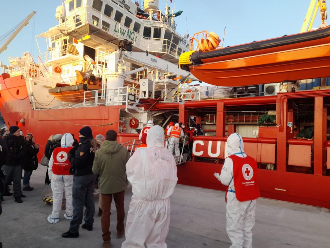 Ocean Viking arrivata nel porto di Carrara