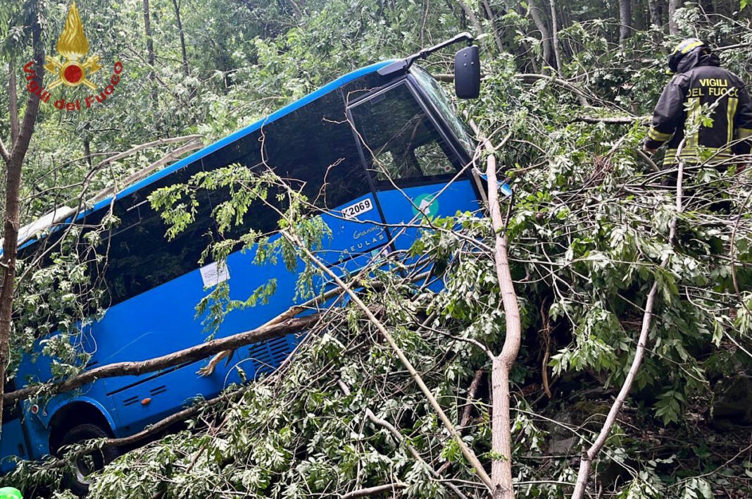 autobus con studenti fuori strada