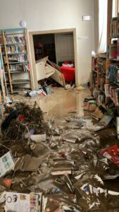 Alluvione in Toscana, i libri nel fango nelle biblioteche