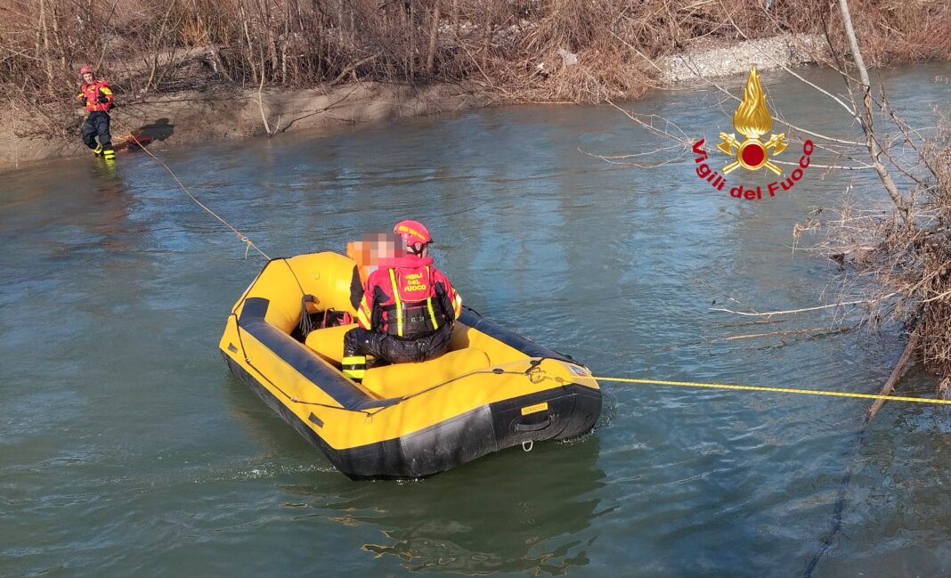Anziana cade in Arno, salvata dai vigili del fuoco