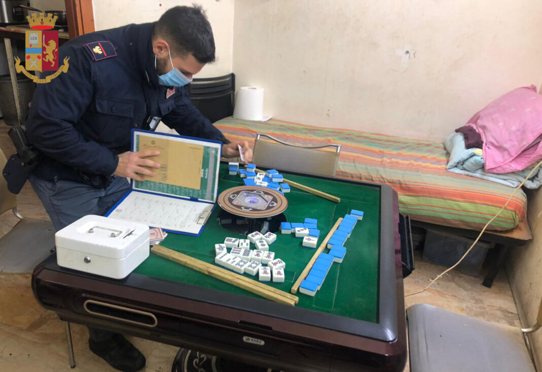 Denunciati in 13 trovati a giocare d'azzardo in una casa di Prato