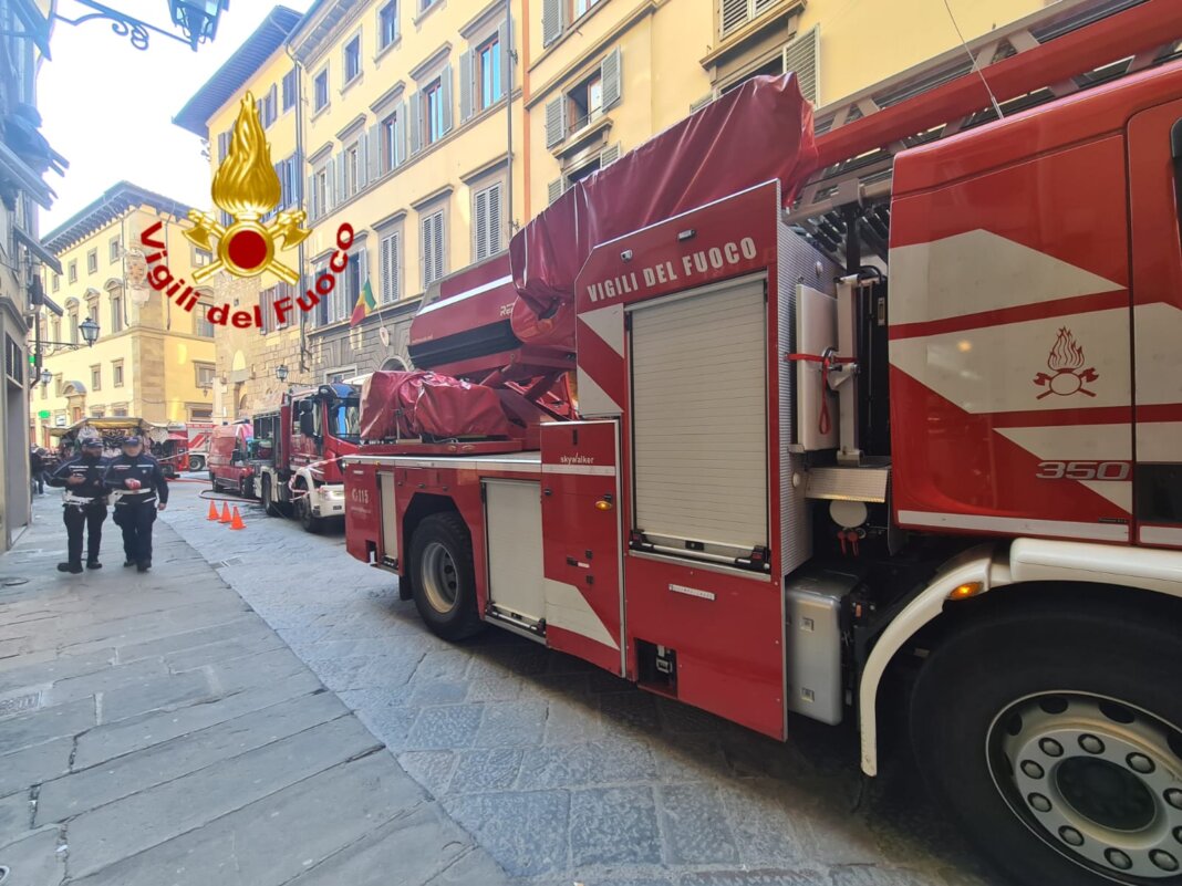 Borgo San Lorenzo, paura per le fiamme in un appartamento disabitato