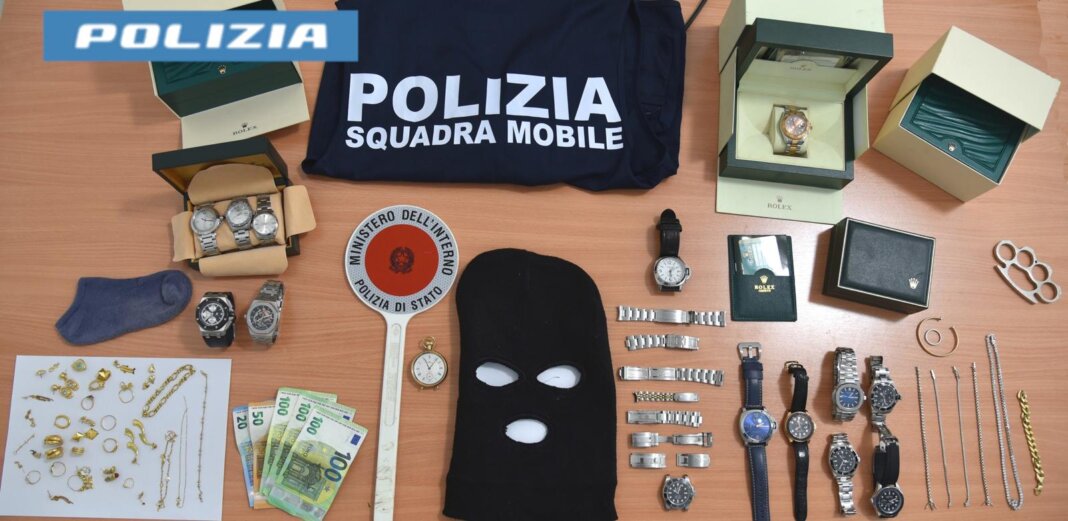 Mostra sui social un'arma e soldi contanti: minorenne denunciato dopo la perquisizione in casa