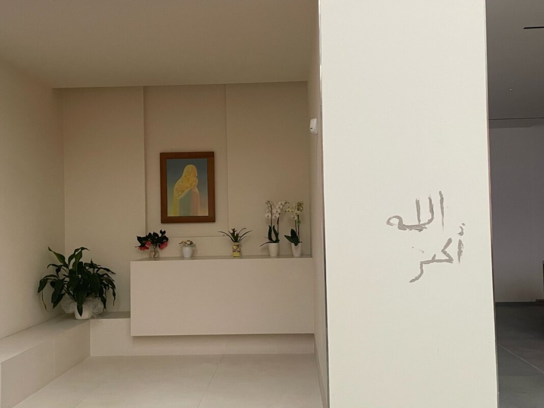 Denunciato per le scritte in arabo sulle colonne di una chiesa di Viareggio