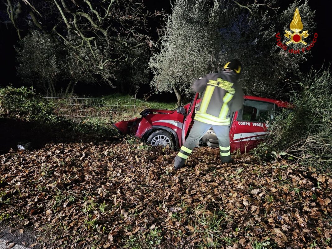 Esce di strada e va a sbattere in auto contro una quercia: in ospedale