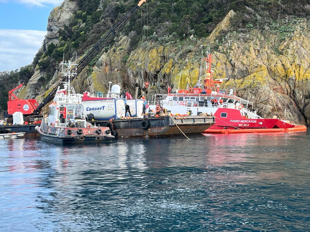 Nave incagliata all'Elba, ultime operazioni preliminari per liberarla dagli scogli