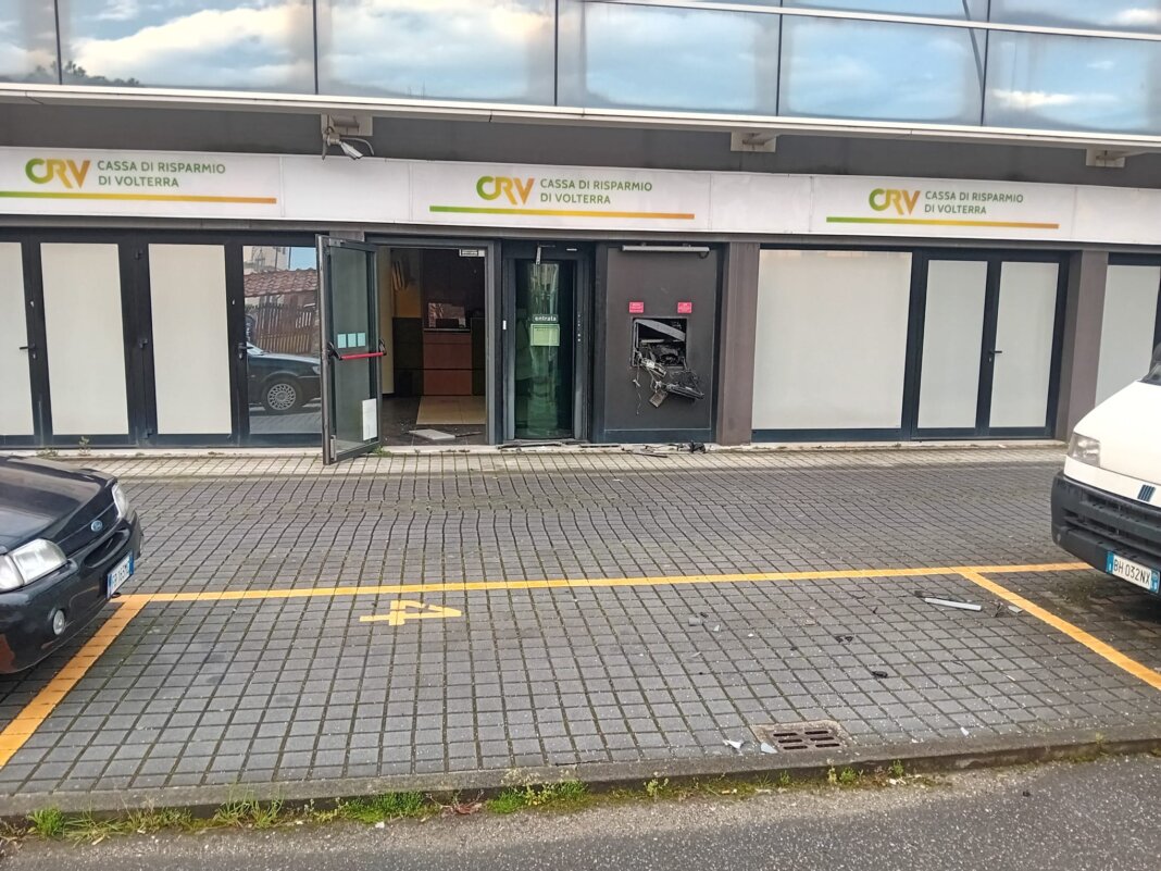 Tentano di far saltare il bancomat della Cassa di Risparmio di Volterra ma il colpo fallisce