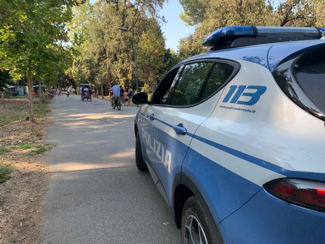 Anziano accoltellato in pieno centro a Lucca, denunciati tre minorenni