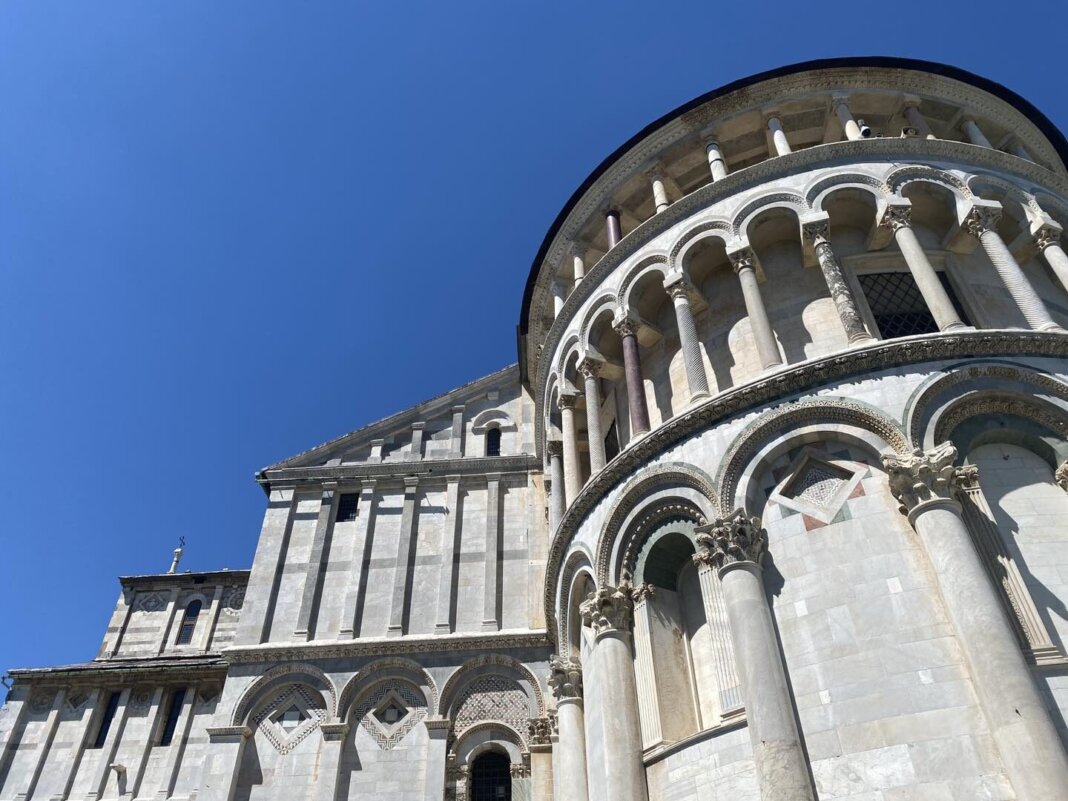 Blitz di ignoti incappucciati sul cantiere di restauro del duomo di Pisa