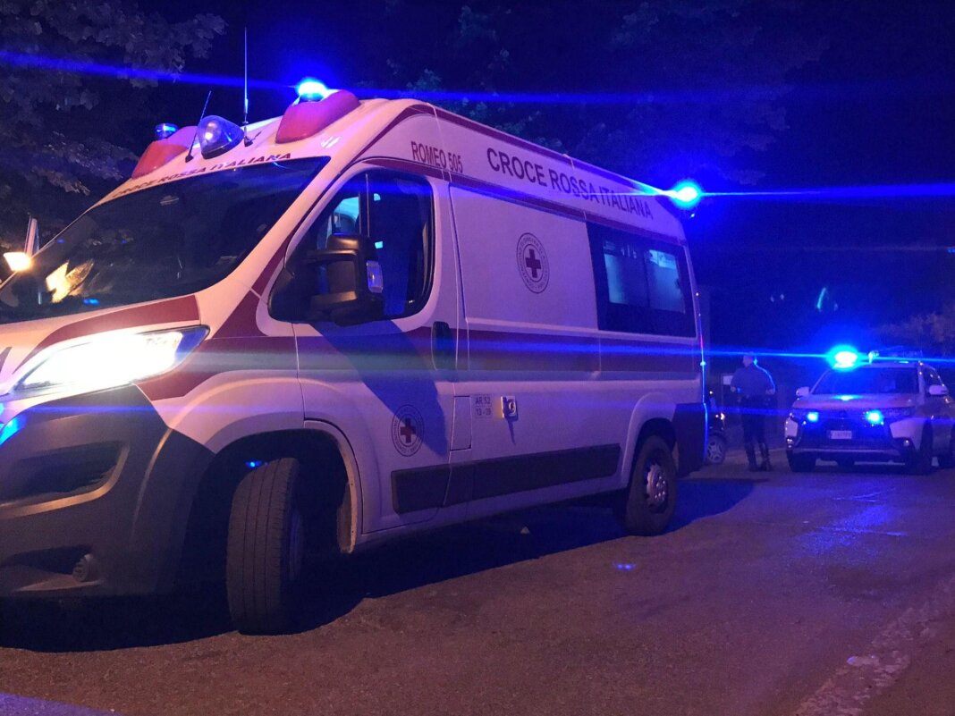 Entra in travaglio e chiama il 118: all'arrivo dei sanitari partorisce in casa