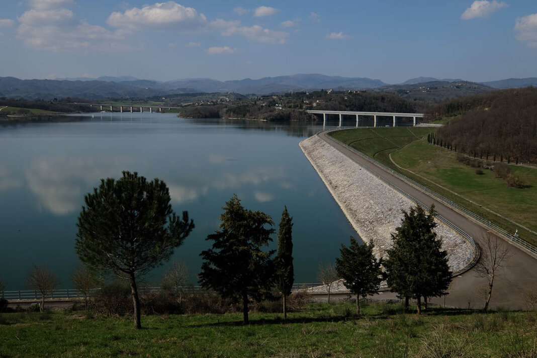 Uccide una guardia giurata vicino al casello di Barberino e occulta il cadavere al lago di Bilancino