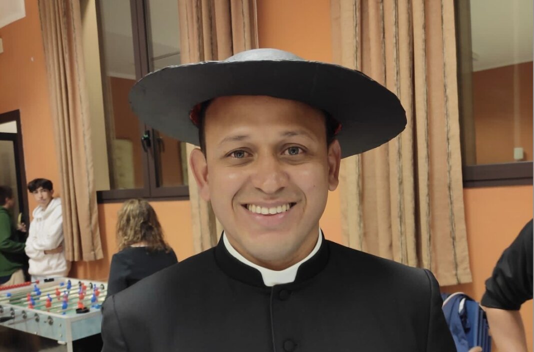 Dal Venezuela a Livorno: Don Enyell, il sacerdote che predica il Verbo su Instagram e TikTok