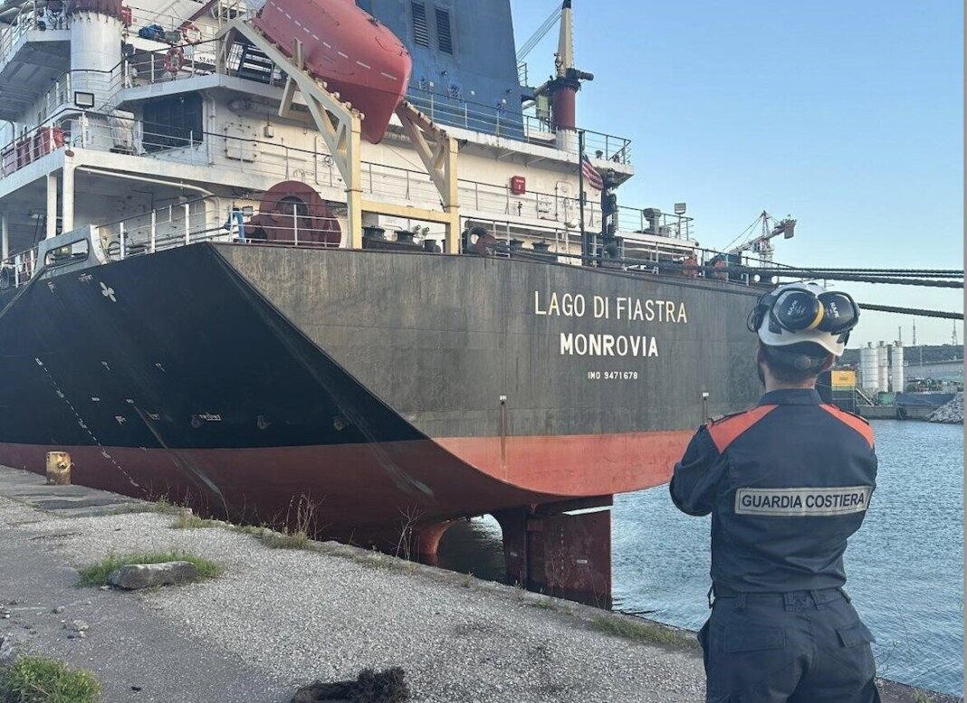 Gravi irregolarità per la nave in arrivo dall'India: la Guardia Costiera la ferma