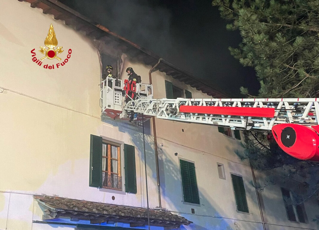 Due case evacuate per l'incendio in un appartamento di Borgo San Lorenzo