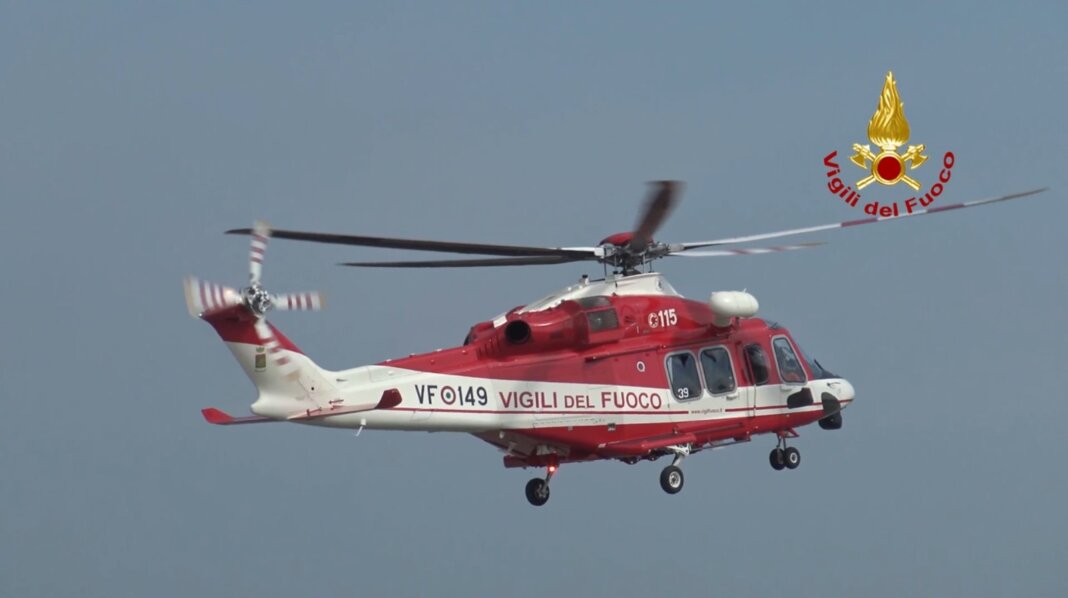 Esce di strada e resta in bilico con l'auto sul ramo di un albero: salvato dai vigili del fuoco