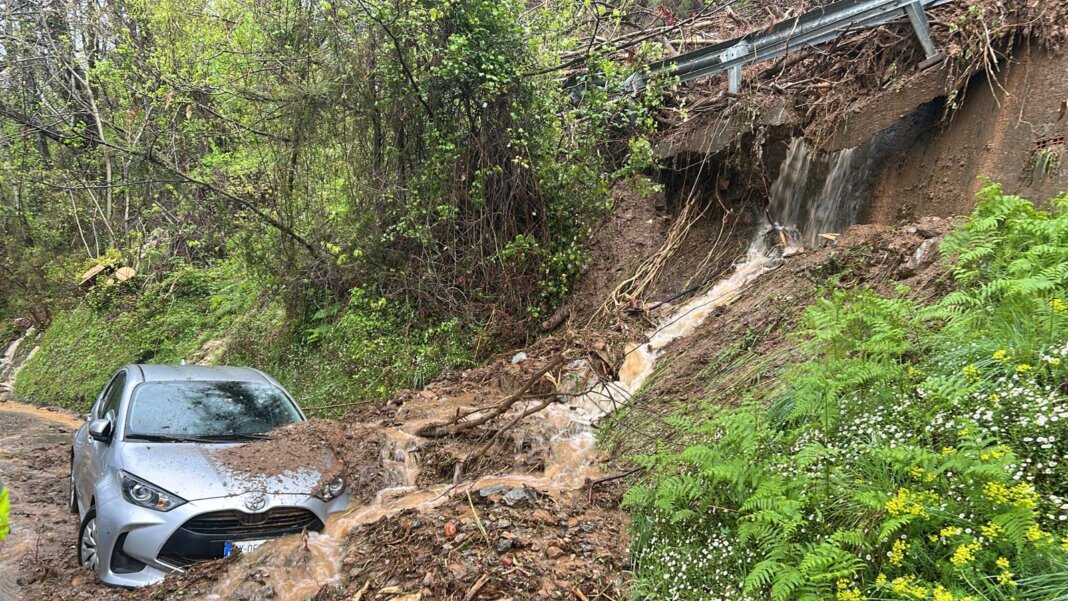 Ancora famiglie isolate dopo le frane in provincia di Lucca e Massa Carrara