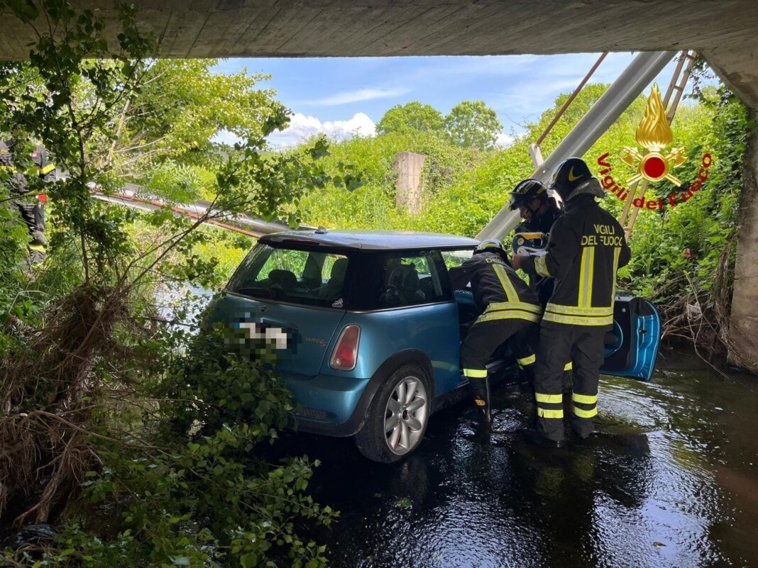 Due auto finiscono in un canale nel Grossetano: intervengono i vigili del fuoco