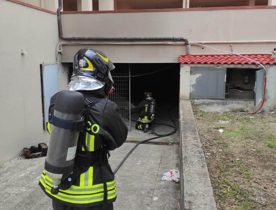 Fiamme in un seminterrato: dieci famiglie evacuate a Pistoia