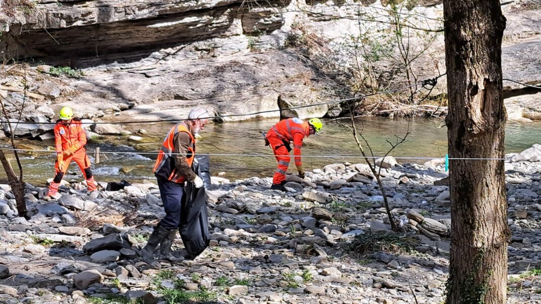 Anche la Colonna Mobile della protezione civile regionale al lavoro sulla discarica lungo il torrente Rovigo