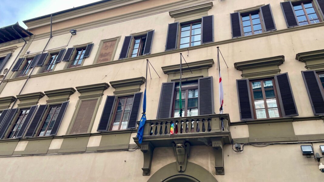 Morte Papa Francesco, bandiere a mezz'asta sul Palazzo del Pegaso