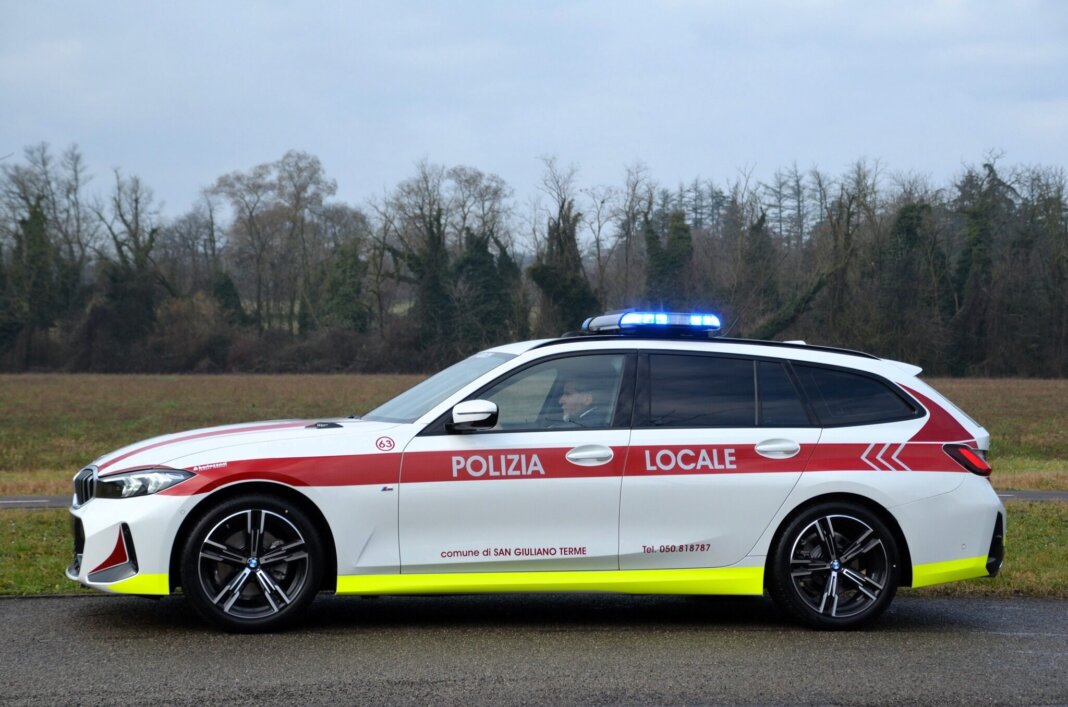 Alla guida senza patente dell'auto senza assicurazione non si ferma all'alt: denunciato