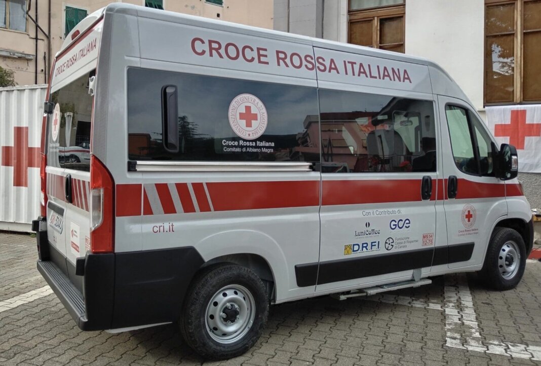 Finisce vittima di un incidente stradale e muore annegato in un torrente a bordo strada