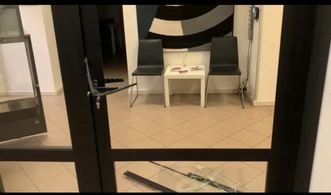 Ladri e vandali in azione alla sede di Controradio: solidarietà unanime alla redazione