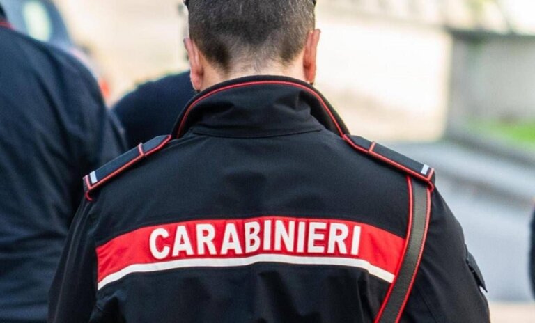 Droga nella stalla usata come alloggio di fortuna: arrestato un 35enne