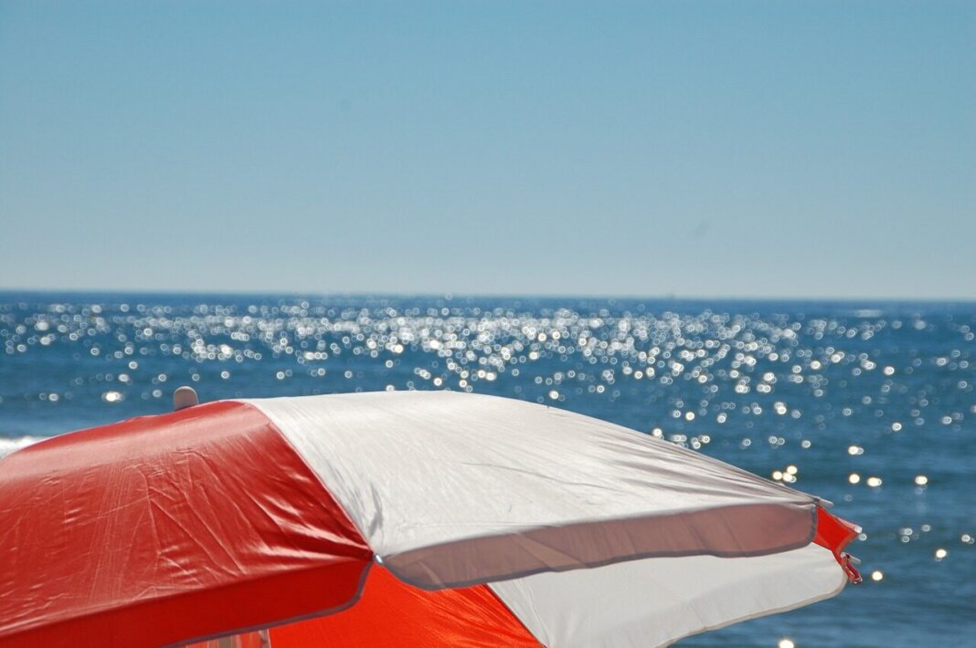 Piazzano gli ombrelloni e li lasciano sulla spiaggia libera a Cecina, blitz e sequestri della Guardia Costiera