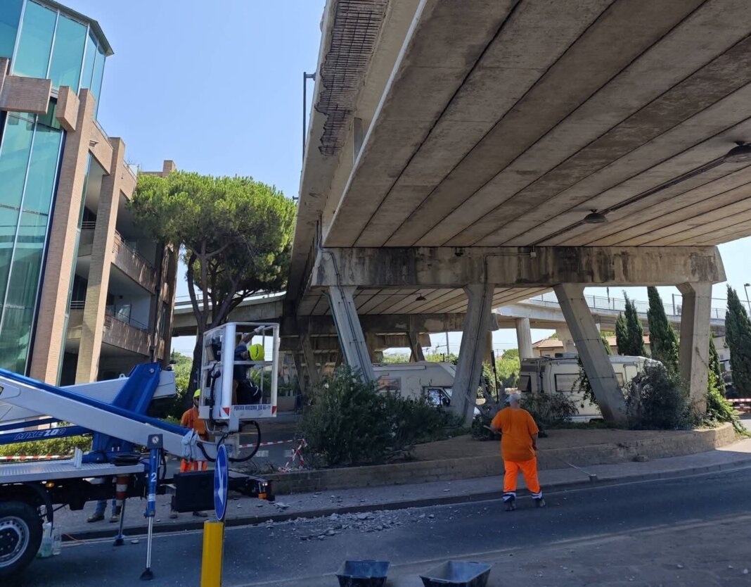 Crollano pezzi di cavalcavia a Rosignano Solvay: colpita auto in transito. Chiusa Aurelia