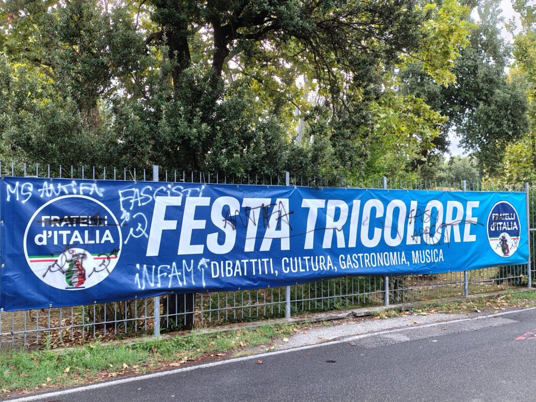 Vandali in azione contro lo striscione della Festa Tricolore di Massa