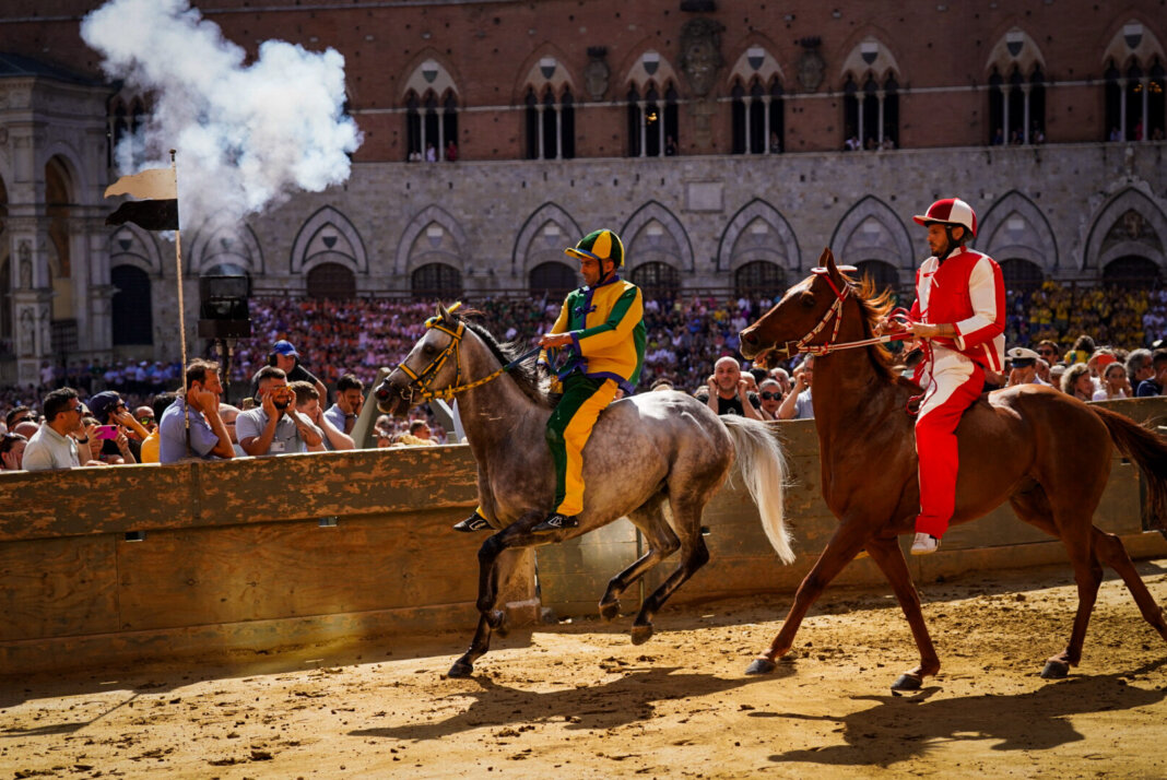 Alla contrada del Bruco la quarta prova del Palio di Siena