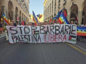 Ieri la CGIL Livorno, insieme alla rete Livorno per la Palestina e 🌊 migliaia di cittadine e cittadini, è scesa in piazza per manifestare solidarietà al popolo palestinese e per sostenere la spedizione umanitaria della 🚢 Global Sumud Flotilla.💚 Una grande mobilitazione per chiedere pace ✌️, giustizia ⚖️ e diritti umani universali. ❌ Contro ogni forma di oppressione e violenza. 👉 La solidarietà è il nostro impegno quotidiano.