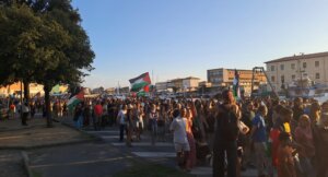 Livorno in piazza per la Palestina: migliaia di persone in corteo fino al porto