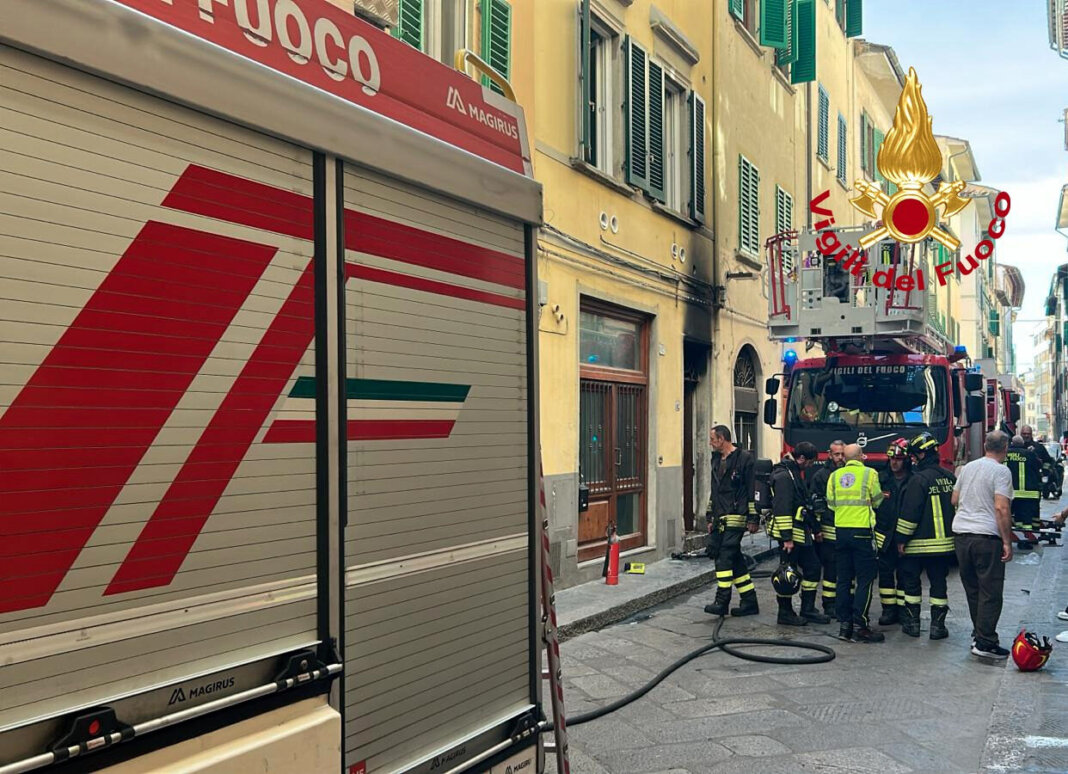 In fiamme il quadro elettrico di un condominio, 11 in ospedale per accertamenti
