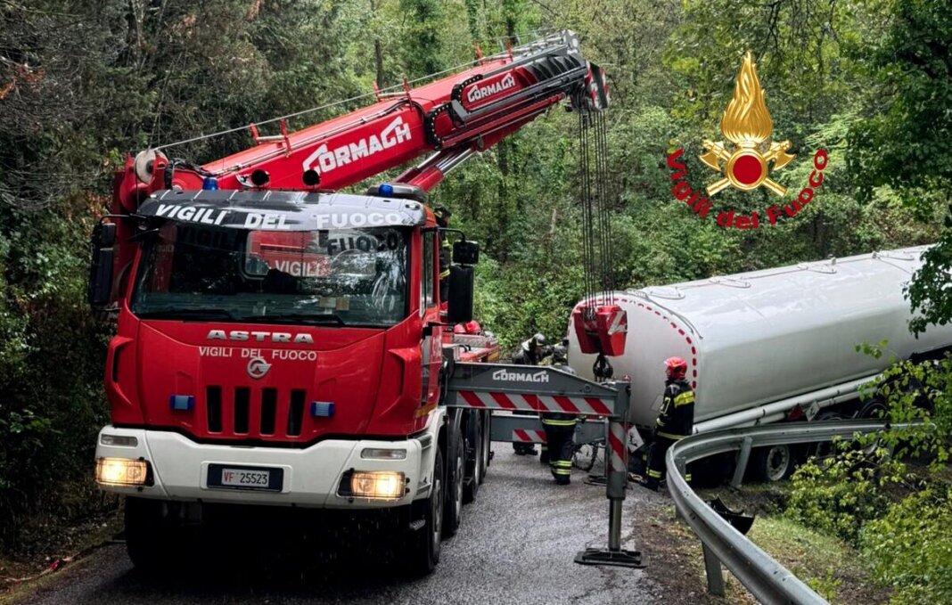 Rimorchio di una cisterna finisce fuori strada, quasi 24 ore per liberare la strada