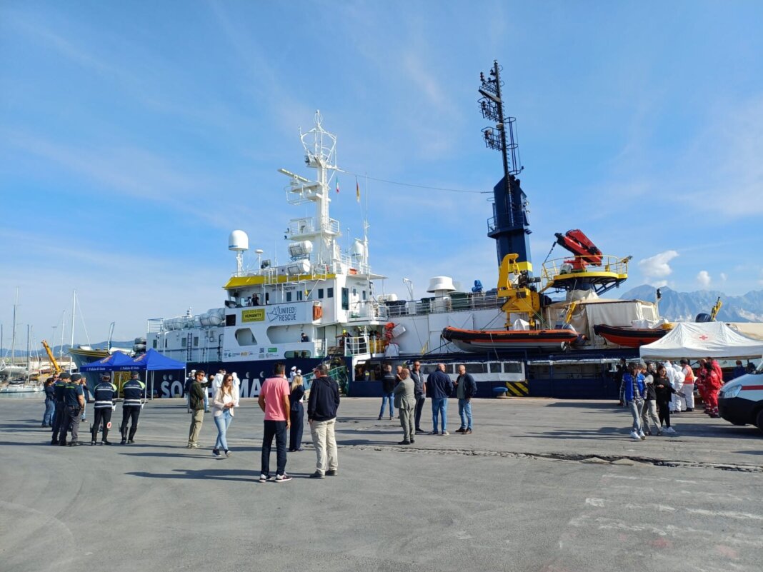 Sbarcati a Marina di Carrara i 29 migranti soccorsi dalla nave Humanity One