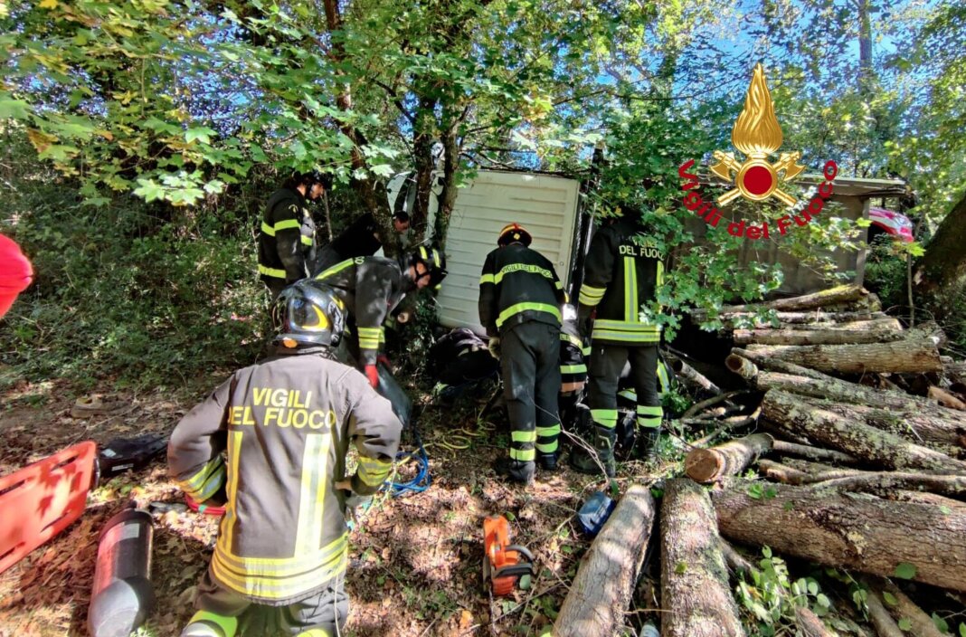 Si ribalta in un fosso con il furgone che trasporta legna: è grave