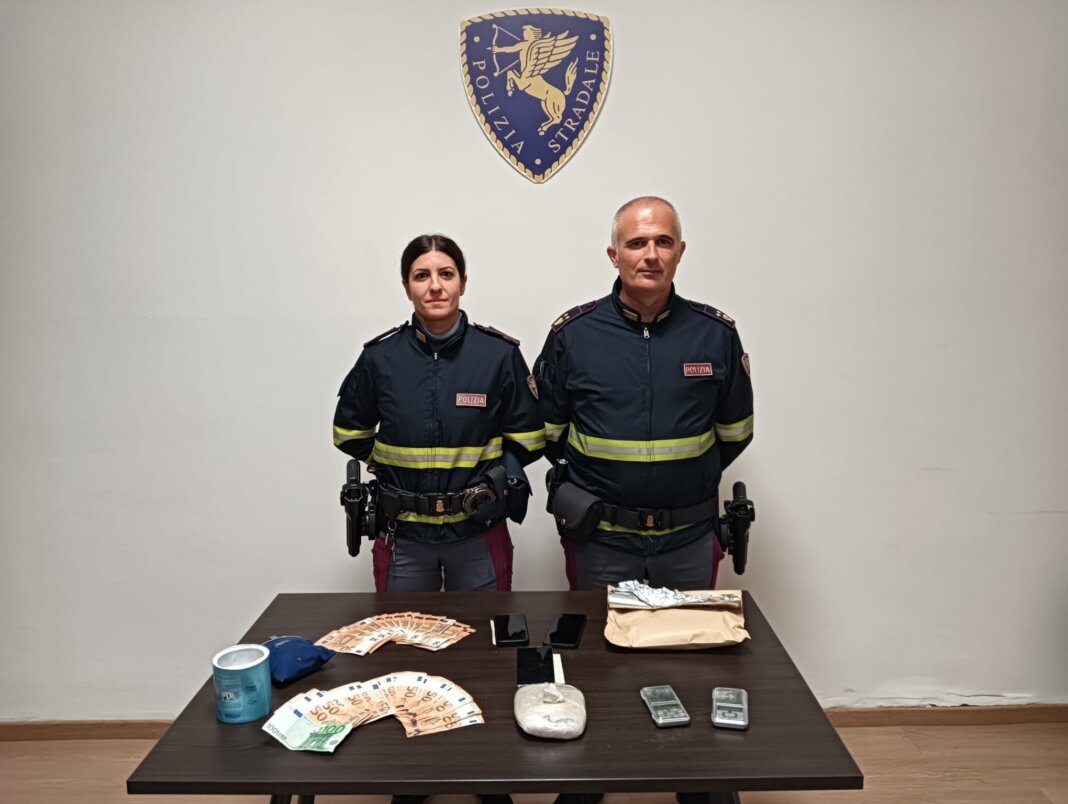 Nell'auto a noleggio con contratto scaduto un panetto di eroina da oltre mezzo chilo