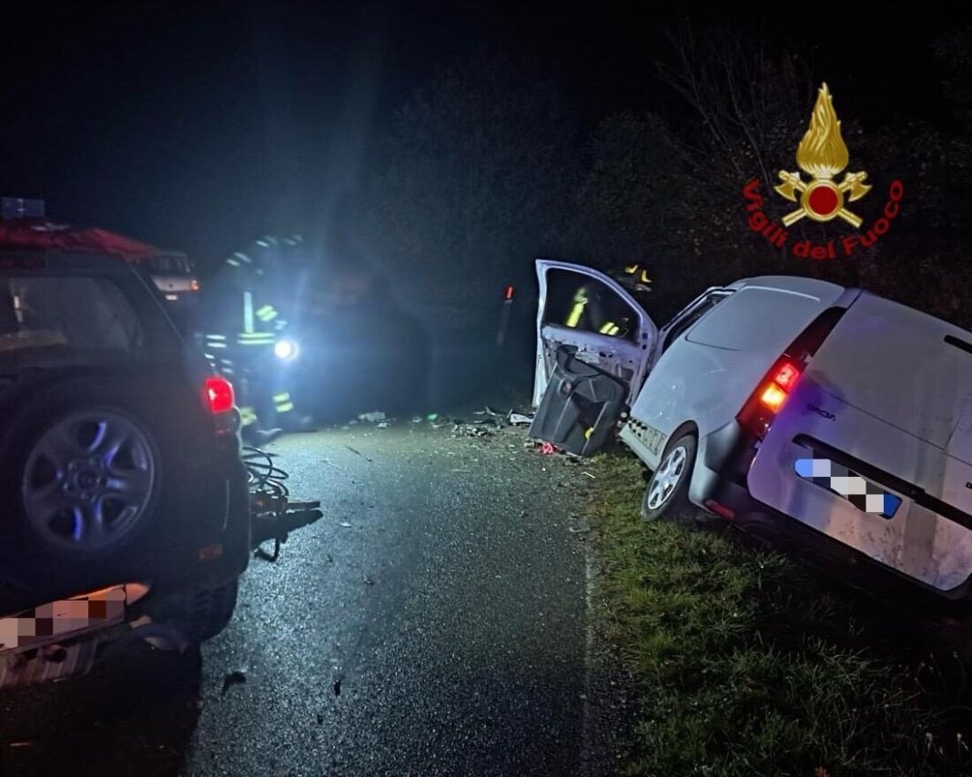 Scontro fra due auto allo svincolo della Perugia - Bettolle: una donna in ospedale