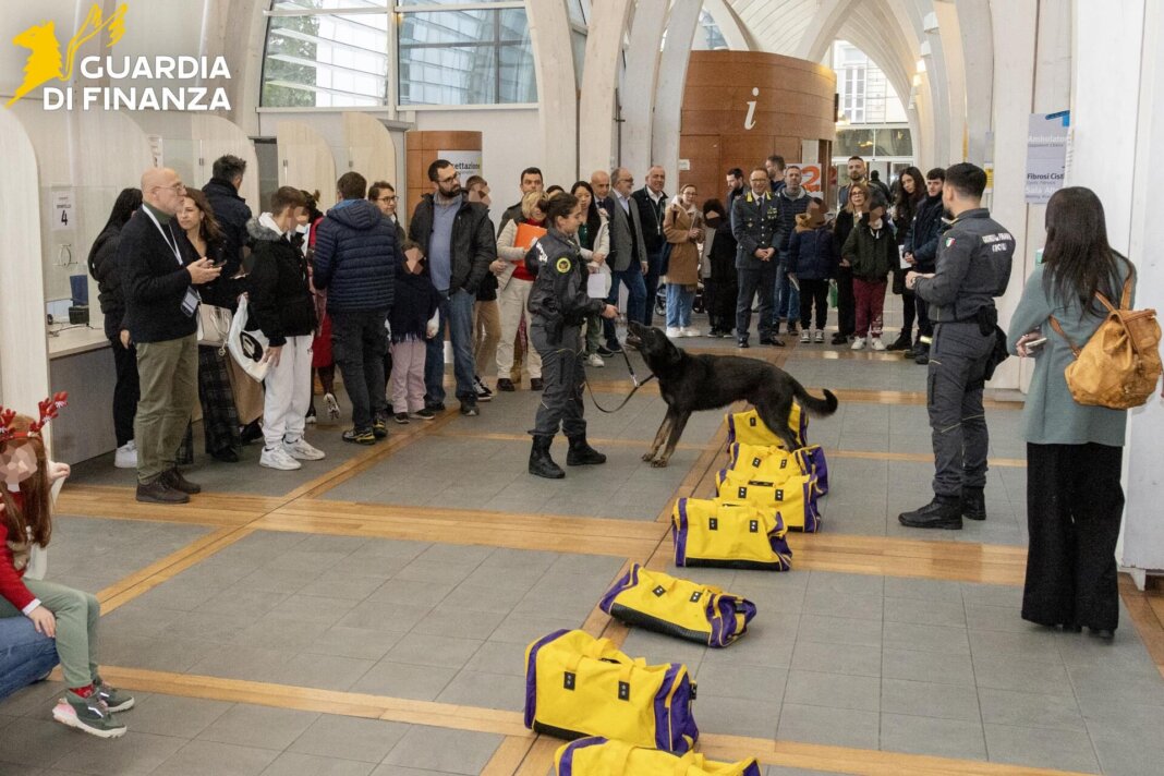 Guardia di Finanza in visita ai piccoli pazienti dell'ospedale Meyer