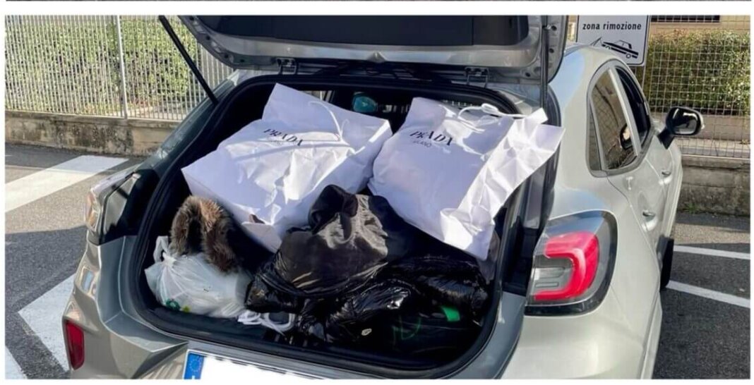 Rubano merce di lusso da un'auto davanti a un outlet: presi in autostrada