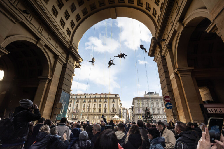 Maltempo su Firenze, annullata la calata della Befana in piazza della Repubblica