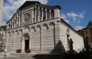 Il parroco chiude il Duomo di Carrara: "Troppi furti, profanato il tabernacolo". Sindaca Arrighi: "Sicurezza priorità di tutti"