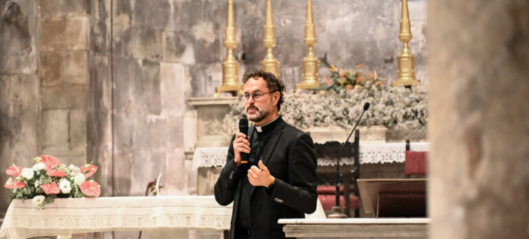 Il parroco chiude il Duomo di Carrara: “Troppi furti, profanato il tabernacolo”. Sindaca Arrighi: “Sicurezza priorità per tutti”