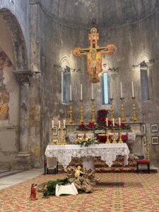 Il parroco chiude il Duomo di Carrara: "Troppi furti, profanato il tabernacolo". Sindaca Arrighi: "Sicurezza priorità di tutti"