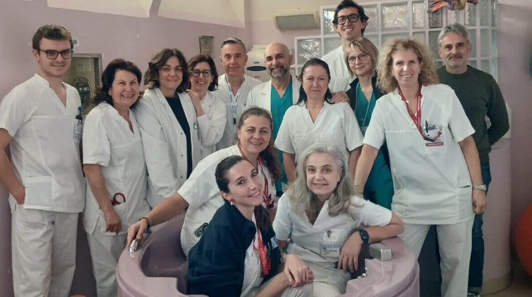 Foto dott. Giusti (al centro) con il personale del reparto